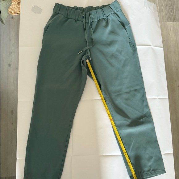 lululemon athletica Pants - Lululemon women’s on the fly cropped pants. Size 4. Tidewater teal.